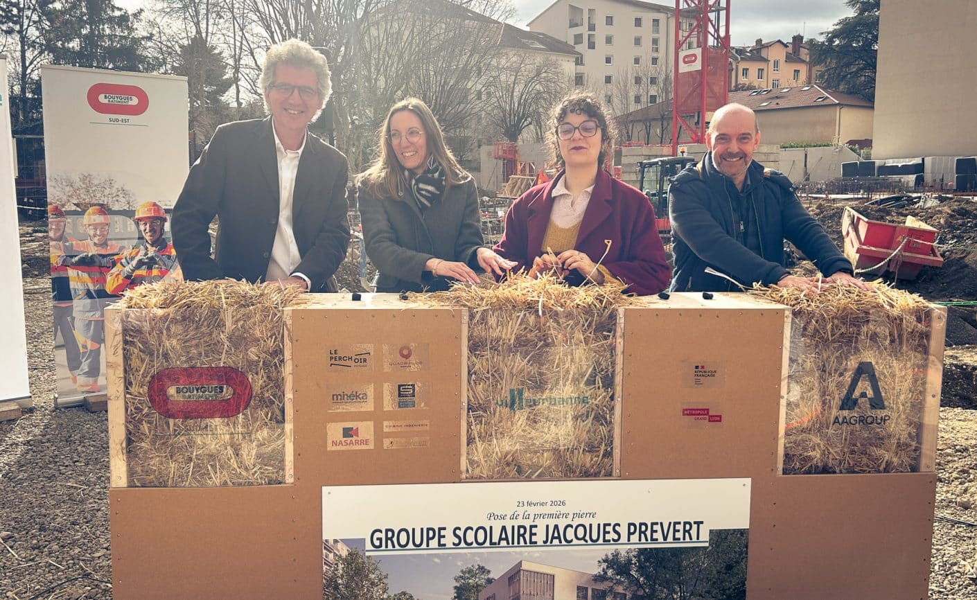 Pose de la 1e « botte de paille » pour une école pensée avec le parc