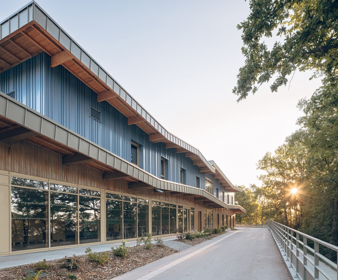 École de voile Paul Flamérion à Peigney (52) : une architecture pensée comme un dialogue entre l’eau et la minéralité du lac 